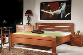 Dřevěná postel v elegantním prostředí