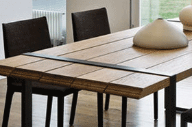 Masivní dřevěný stůl a dvě černé židličky