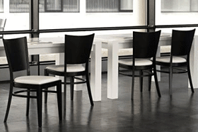 Ďřevěné židle v černém lakování a bílým sedátkem